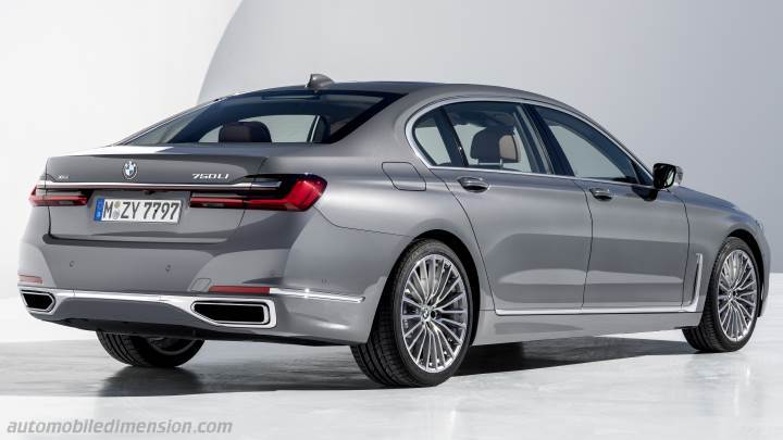 BMW 7 L 2019 boot space
