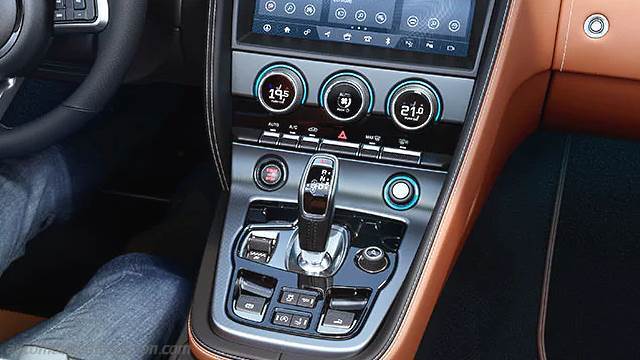 Interieur detail van de Jaguar F-TYPE Coupe