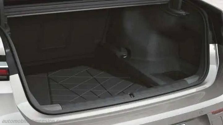 BMW i7 2023 boot space