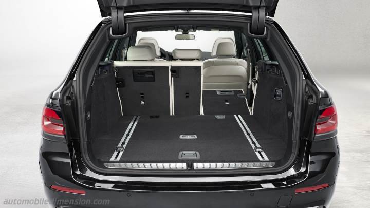 BMW 5 Touring 2020 boot space
