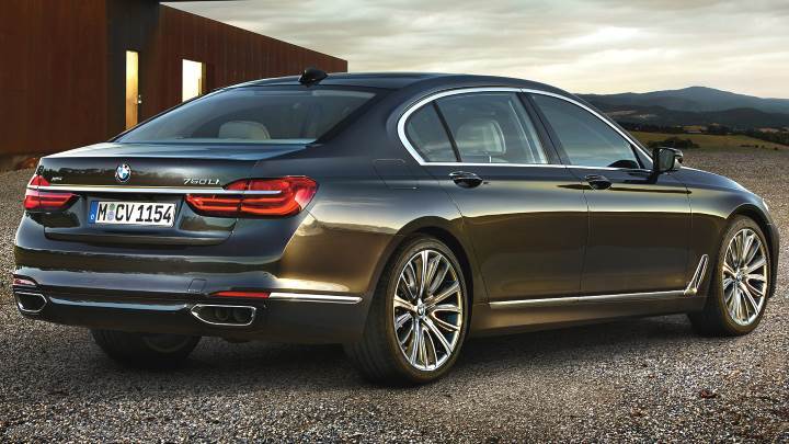 BMW 7 L 2015 boot space
