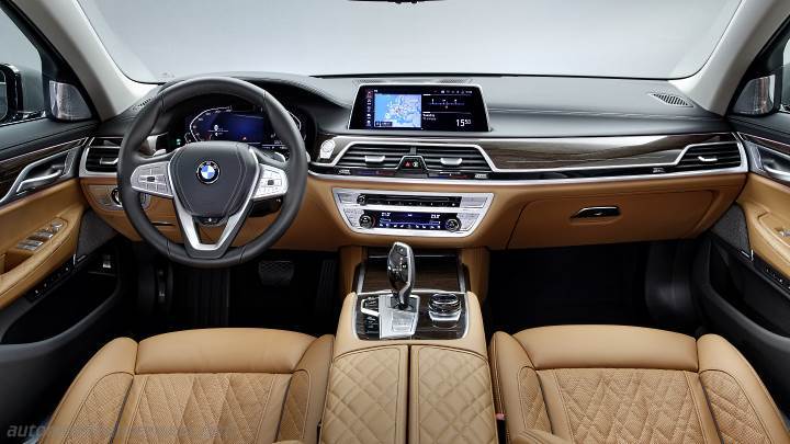 BMW 7 L 2019 dashboard