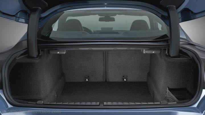 BMW 8 Coupe 2018 boot space