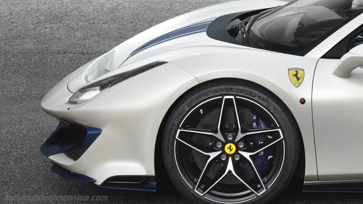 Ferrari 488 Pista Spider 2018 boot space