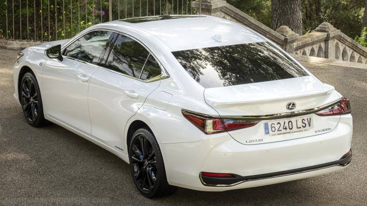 Lexus ES 2022 boot space