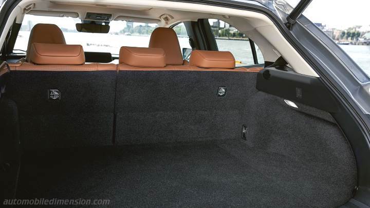 Lexus UX 2019 boot space