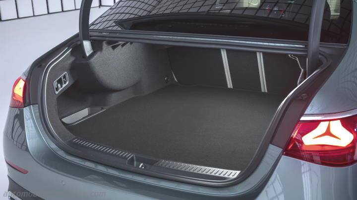 Mercedes-Benz E 2023 boot space