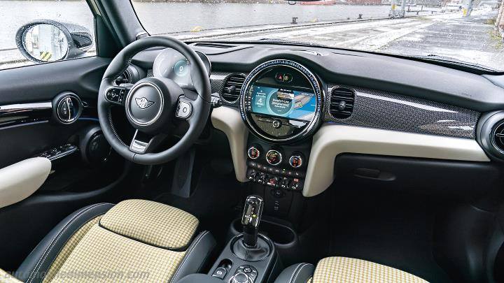 MINI 5-door 2021 dashboard