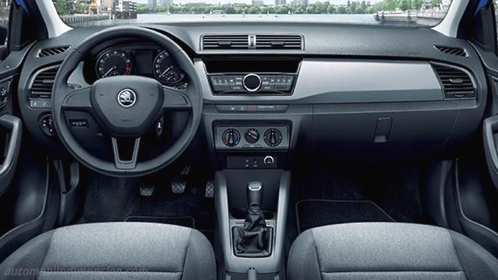 Skoda Fabia Combi 2015 dashboard