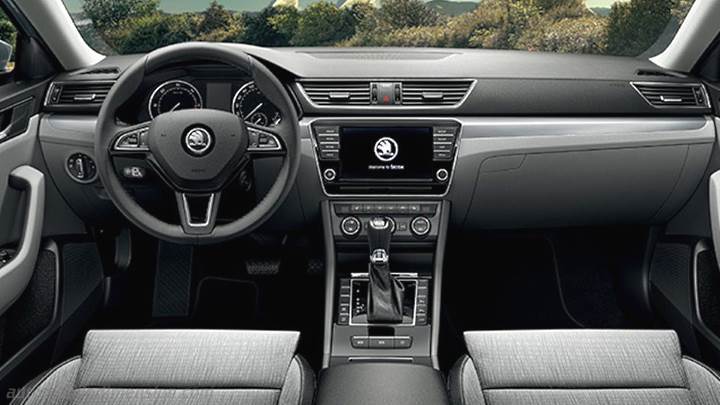 Skoda Superb 2015 dashboard