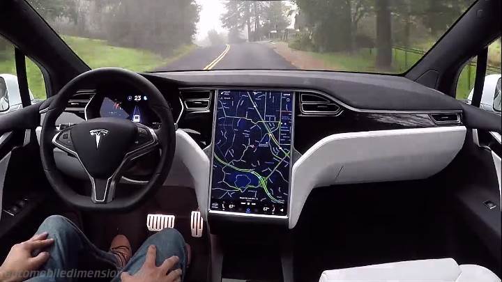 Tesla Model S 2016 instrumentbräda