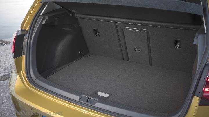 Volkswagen Golf 2017 boot space