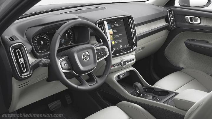 Volvo XC40 2023 dashboard